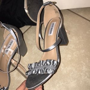 Beautiful small heeled Steve Madden heels!